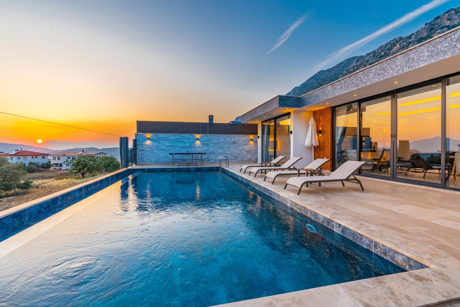 Villa Golden Sirena, gün batımında havuz