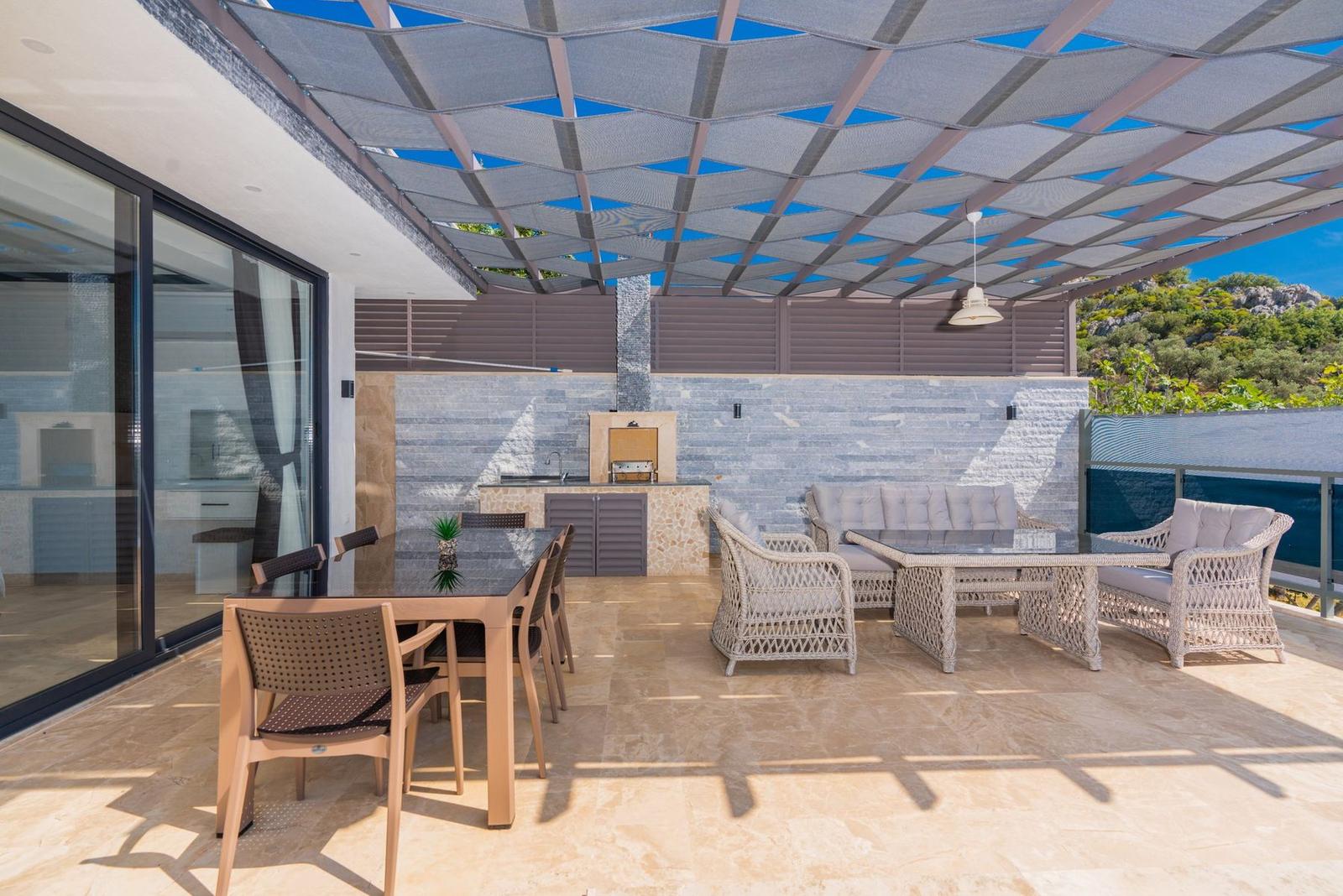 Pergola ve barbekü alanı